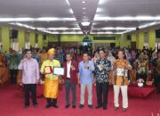 Sukses Kembangkan Bawang Merah, Wali Kota Padangsidimpuan Terima Award Dari UISU