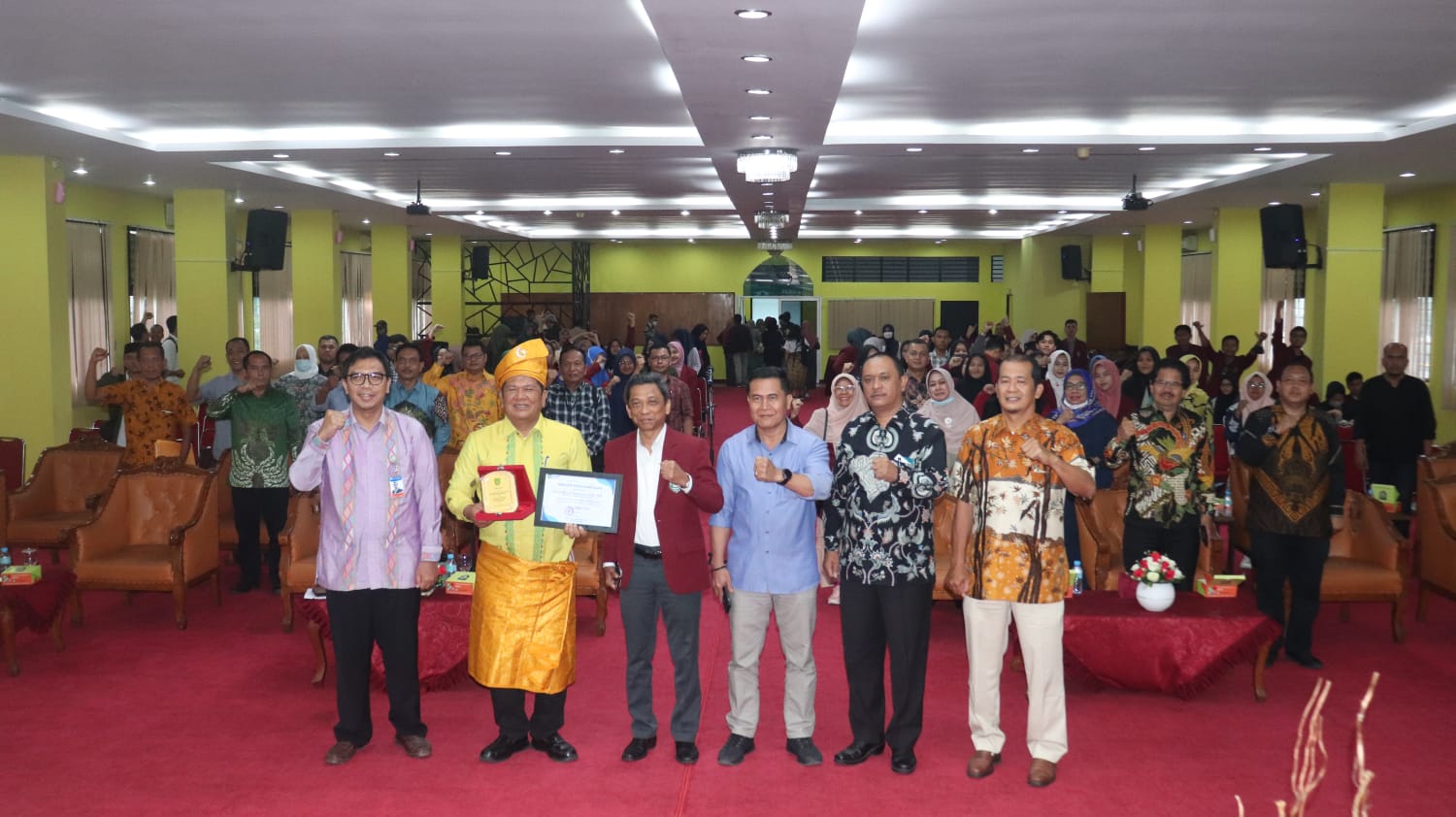 Sukses Kembangkan Bawang Merah, Wali Kota Padangsidimpuan Terima Award Dari UISU