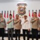 KOMISIONER Kompolnas H Muhammad Dawam, foto bersama Kapoldasu Irjen Panca Putra Simanjuntak, Wakapoldasu Brigjen Dadang Hartanto dan Komisioner KI Sumut Eddy Syahputra dan Muhammad Syafii Sitorus dan irwasda Kombes Pol Armia Fahmi. Waspada/ist