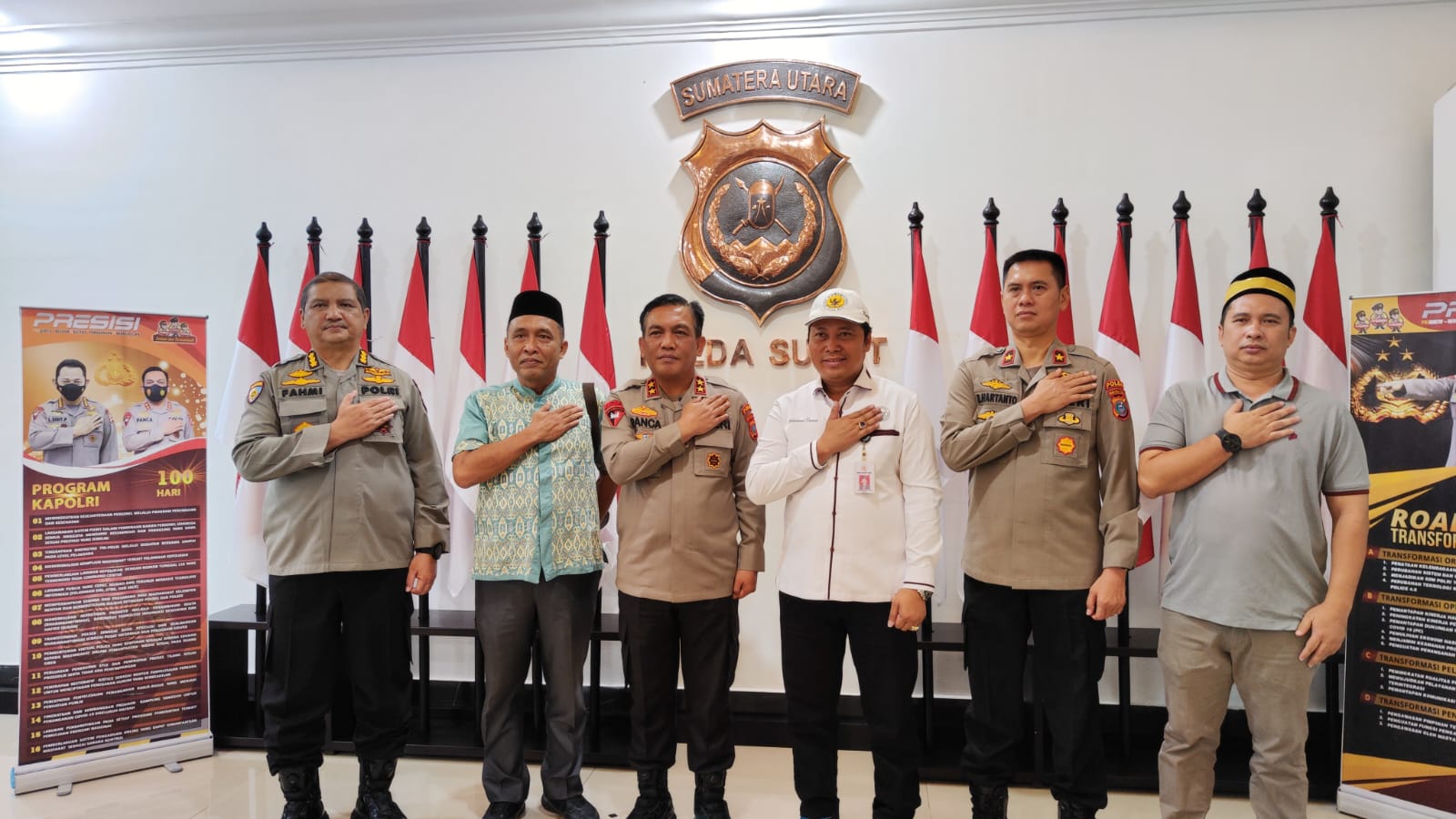 KOMISIONER Kompolnas H Muhammad Dawam, foto bersama Kapoldasu Irjen Panca Putra Simanjuntak, Wakapoldasu Brigjen Dadang Hartanto dan Komisioner KI Sumut Eddy Syahputra dan Muhammad Syafii Sitorus dan irwasda Kombes Pol Armia Fahmi. Waspada/ist