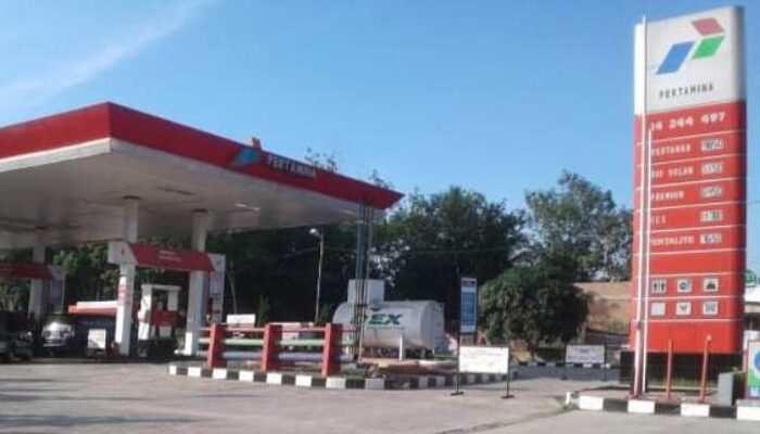 Pengisian BBM Gunakan Jerigen Di SPBU Alur Bemban Khusus Nelayan