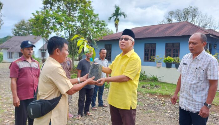 Syamsul Qamar Serahkan 2.000 Bibit Ke Koptan Samarata