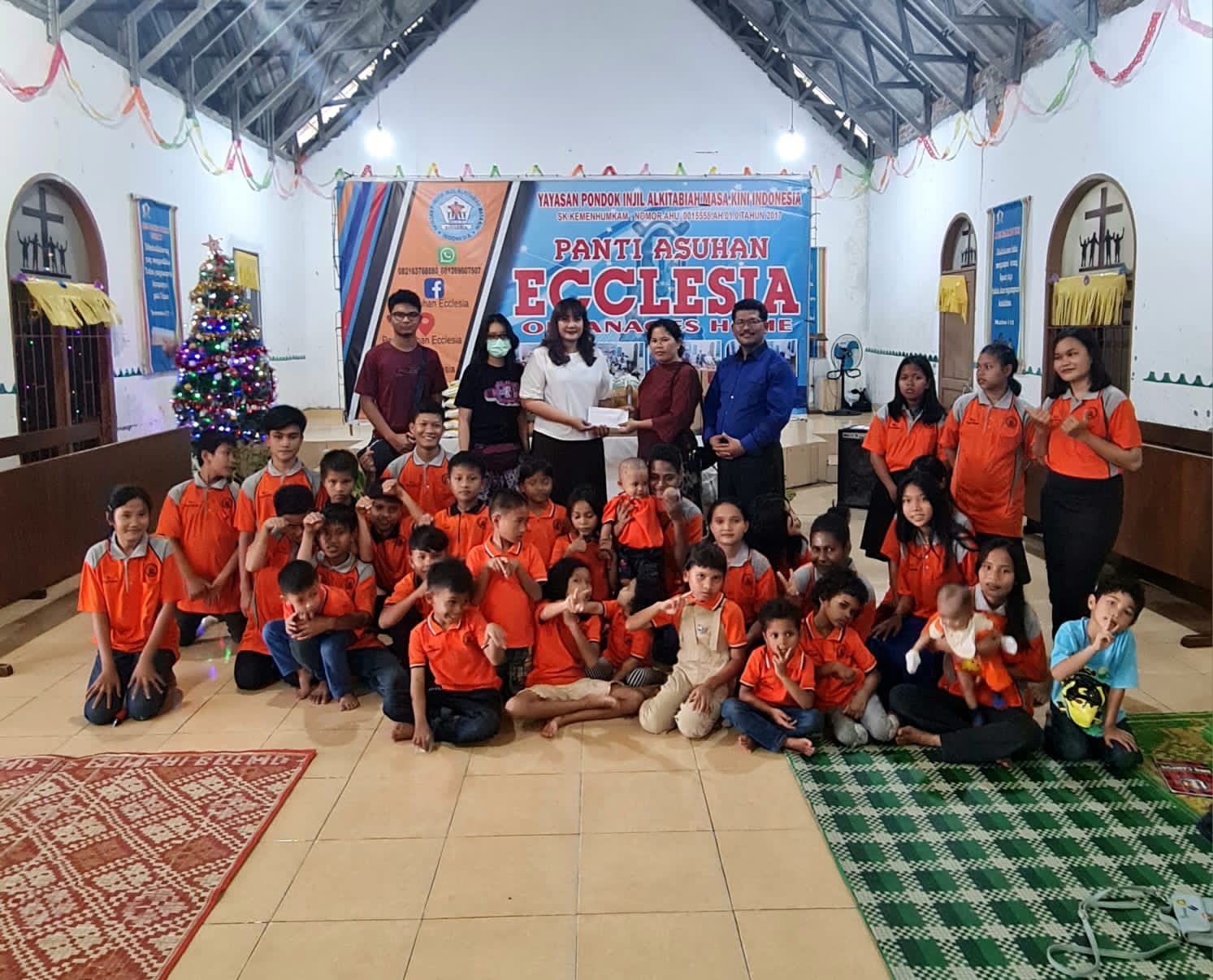 WAKIL Sekretaris DPD Partai Kebangkitan Bangsa Sumatra Utara (PKB Sumut), Suryani Paskah, menyerahkan bantuan berupa bahan pokok pada acara bakti sosial (baksos) di Panti Asuhan Ecclesia, Minggu (4/12). Waspada/ist