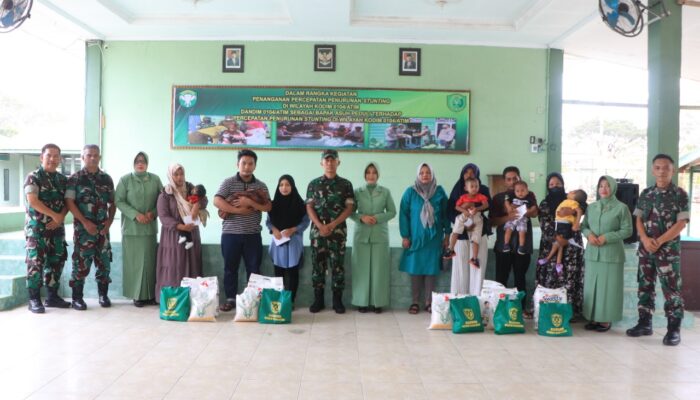 Dandim 0104/Atim Bagikan Sembako Ke Anak Penderita Stunting