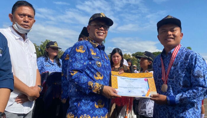 TPL Berikan Hadiah Kepada Guru dan Pelajar Berprestasi