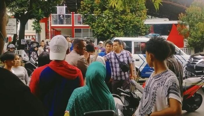 Dilempar Pakai Balok Di Depan Polrestabes Medan, Anggota Polisi Terluka