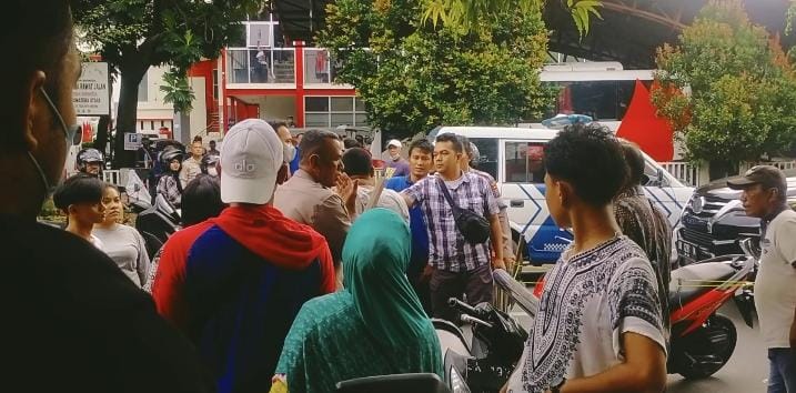 Dilempar Pakai Balok Di Depan Polrestabes Medan, Anggota Polisi Terluka