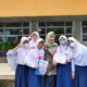 NAZLA Sativa Ahmad Sitepu, siswa SMP Harapan I Medan Kelas VIII-A (kiri depan) bersama teman dan guru merasa bahagia atas prestasi yang diraih. Waspada/ist
