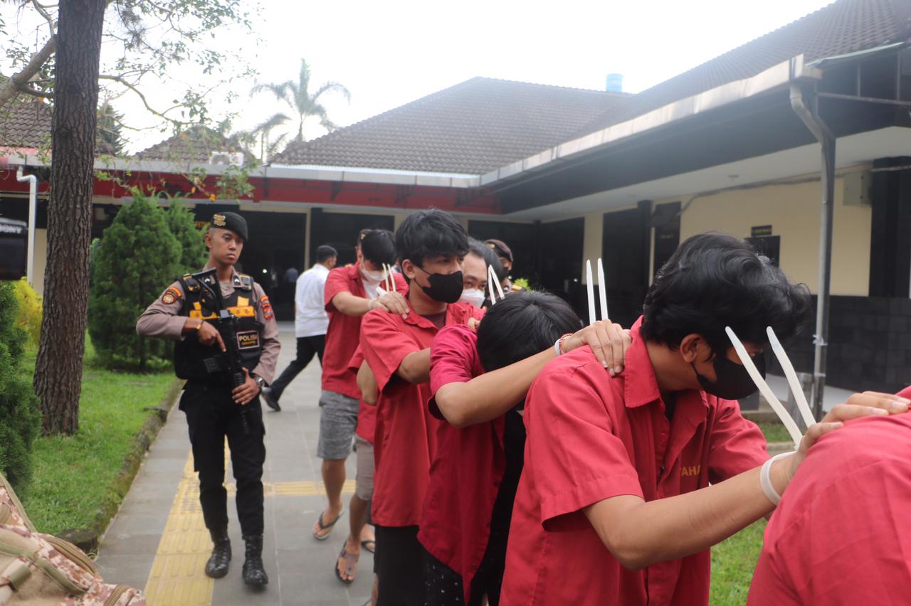 Para tersangka judi online diserahkan ke Kejaksaan, Rabu (7/12). Waspada/Ist