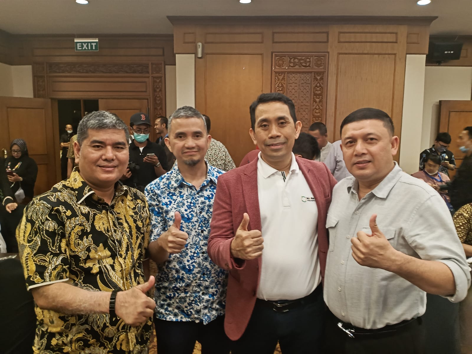Ketua HIPKA Sumut Usman Hasibuan dan jajaran pengurus diabadikan bersama ketua umum HIPKA terpilih, Kamrussamad. Waspada/ist