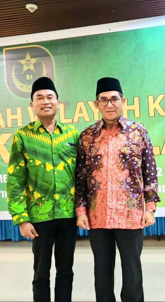 Anggota DPRD Sumut H Santoso SH, MHum (kiri) berfoto bersama Presiden Lajnah Tanfidziyah Syarikat Islam, Dr Hamdan Zoelva SH.MH, mantan Ketua Mahkamah Konstitusi 2013-2015.