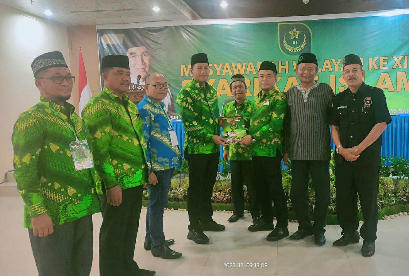 Pimpinan Sidang Muswil ke-XIV Syarikat Islam Sumut, Jonson Sihaloho, menyerahkan keputusan kepada Ketua SI Sumut Terpilih, H Hendra Cipta. Waspada/ist