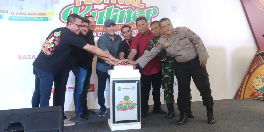 KADIS Koperasi dan UMKM Benny Iskandar Nasution Ketua Umum Mentai Reza dan Ketua Panitia ME Ginting bersama unsur Muspika menekan tombol tanda pembukaan Festival Kuliner mulai dibuka.Waspada/Istimewa