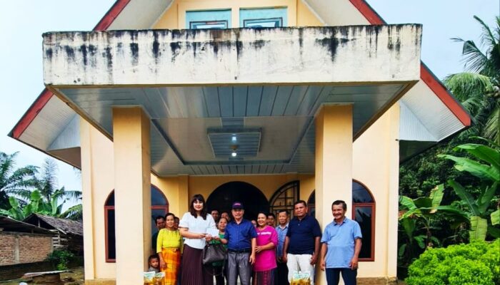 Suryani Paskah Wakil Sekretaris Partai PKB Sumut Adakan Baksos Natal Ke GKPS Padang Baru Sergai
