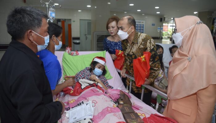 RSUP HAM Laksanakan Natal Bersama Pasien Rawat Inap Dan Berbagi Bingkisan