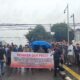 PULUHAN elemen masyarakat dari Gerakan Mahasiswa Bersatu Sumut (GMB-SU) menggelar aksi unjukrasa di Mapoldasu Jl SM Raja Medan, Jumat (9/12). Waspada/ist