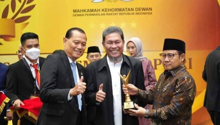 H. Hidayatullah, SE Terima Award Anggota DPR RI Berkinerja Baik