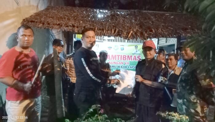 Lurah Tanah Enam Ratus Bagikan Perlengkapan 8 Pos Siskamling