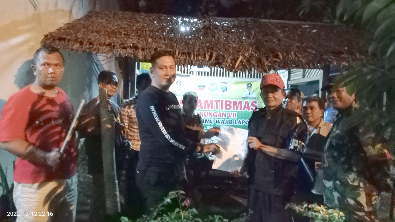 Lurah Tanah Enam Ratus Bagikan Perlengkapan 8 Pos Siskamling