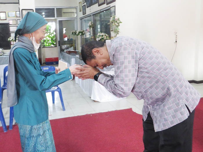 77 TAHUN: Mantan Gubsu HT Erry Nuradi mencium tangan Ibu Ir yang sedang berulang tahun ke-77 di Bumi Warta Harian Waspada Medan, Selasa (13/12). Waspada/Surya Efendi