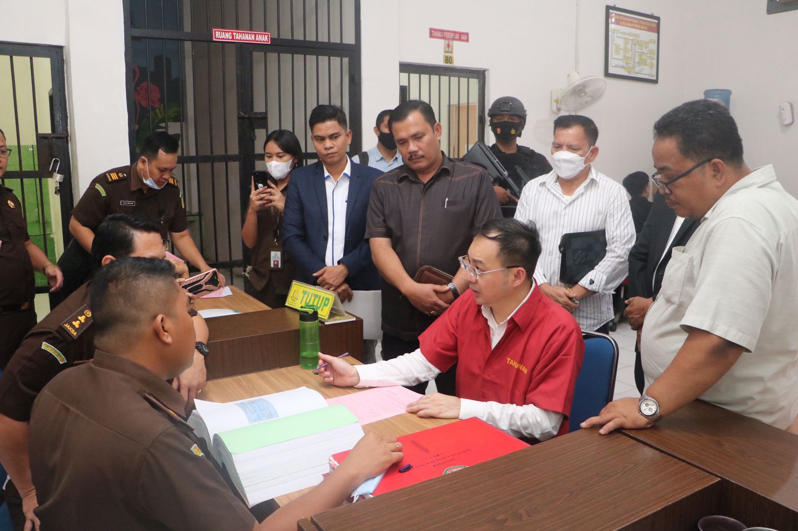 Tersangka judi online Apin BK alias Jonni diserahkan ke pihak kejaksaan, Selasa (13/12).Waspada/Ist