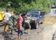 Personel Kodim 0119/BM Bantu Warga Lintasi Jalan Tertimbun Longsor