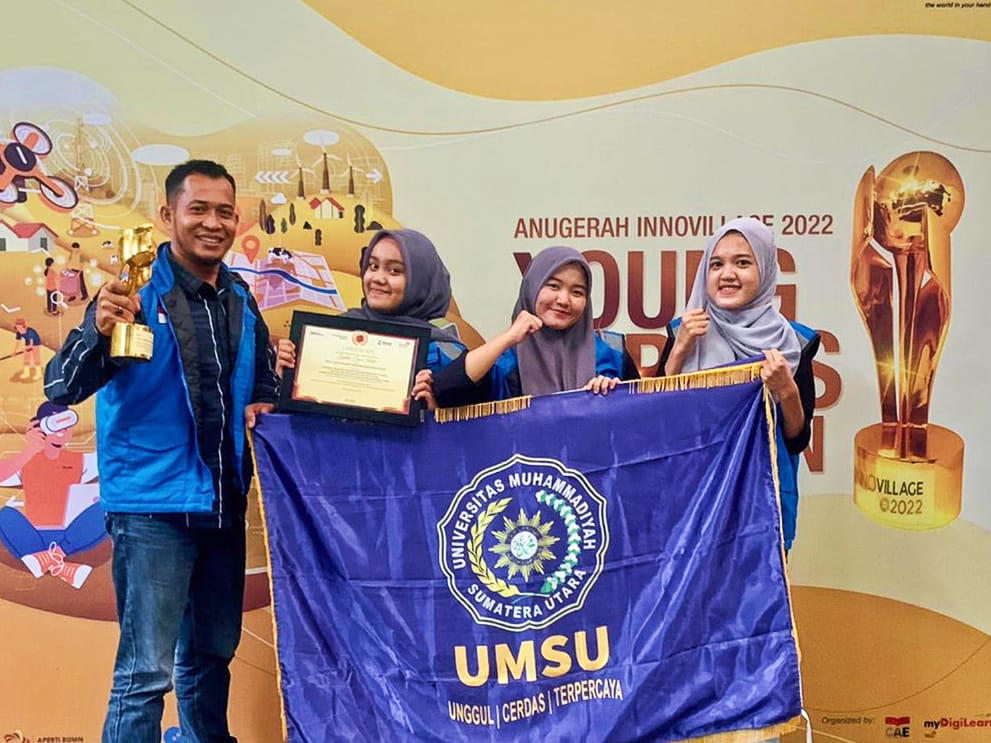 SEPTIA Dian Putri, Ketua Tim Mahasiswa FISIP UMSU dengan dua anggota lainnya Jasmine Jamilah dan Aini Tasya Nadria bersama Sahran Saputra, selaku Dosen Pembimbing foro bersama usai menerima piala dan penghargaan. Waspada/Ist