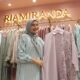 RIA Miranda, Founder dan Creative Director brand RiaMiranda berfoto di depan deretan pakaian terbaru, usai peresmian toko baru di Kota Medan, Sumatera Utara, Sabtu (17/12). Waspada /ist