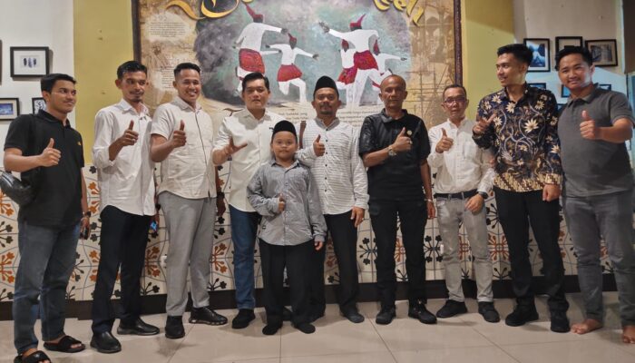 Ilham Pangestu Beri Penghargaan Dan Jamu Ahsin Di Kopi Aceh Karim