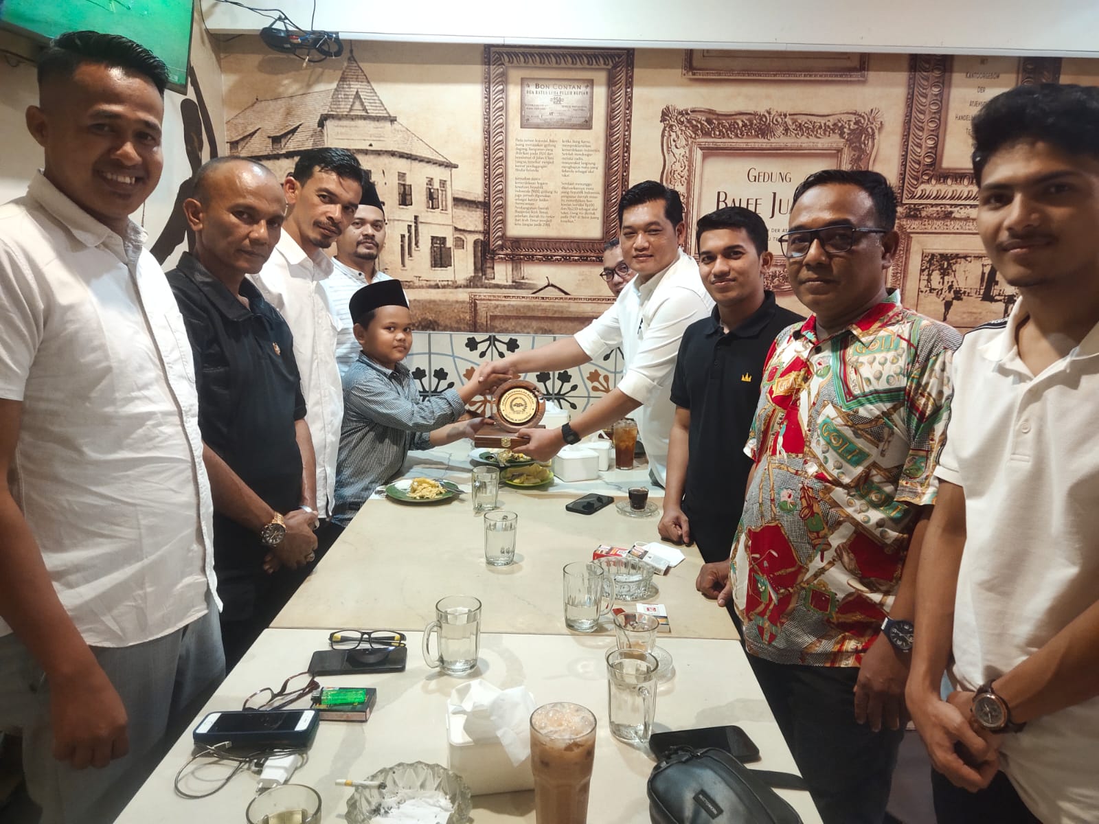 Ilham Pangestu Beri Penghargaan Dan Jamu Ahsin Di Kopi Aceh Karim