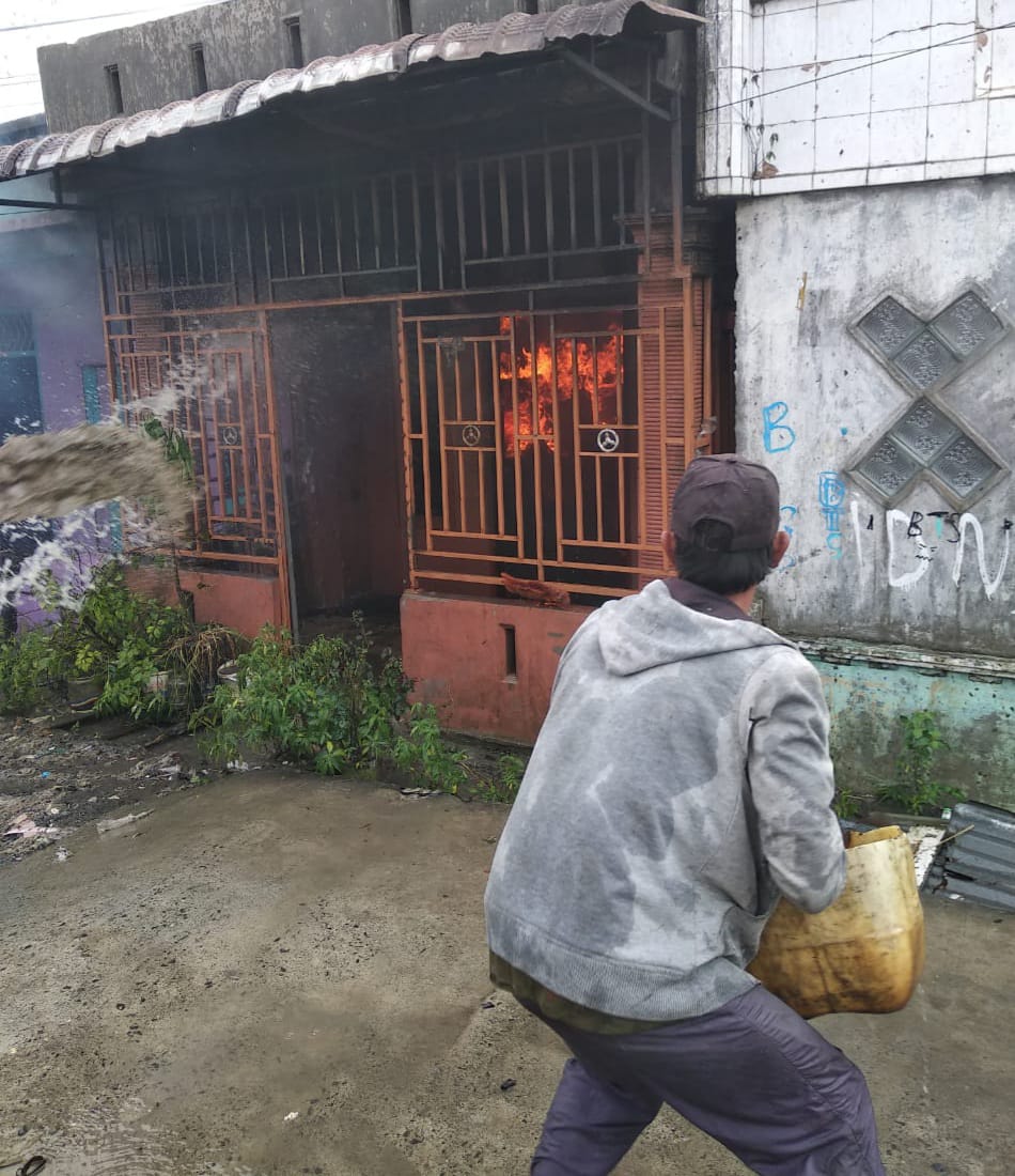 Kebakaran Hanguskan Dua Rumah Di Tanjungtiram Kebakaran Hanguskan Dua Rumah Di Tanjungtiram