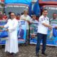 HENDRIK Sitompul bersama Uskup Agung Medan Mgr Kornelius Sipayung OFM Cap, yang diwakili Pastor Beno Ola Tage menyerahkan secara simbolis paket sembako, pada saat pelepasan sejumlah truk yang membawa ribuan paket sembako. Waspada/ist