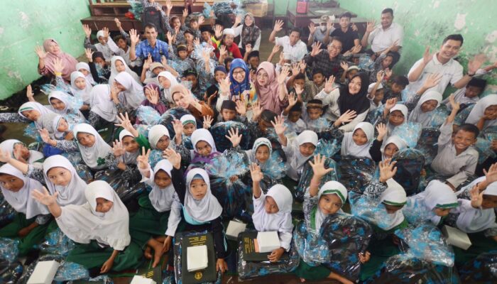 Pelindo Multi Terminal Salurkan Bantuan Untuk Siswa Kurang Mampu Di Belawan