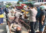 Tabrak Truk Berhenti, Pengendara Sepeda Motor Terkapar