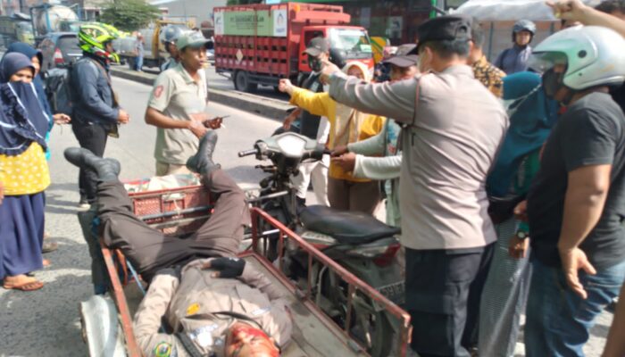 Tabrak Truk Berhenti, Pengendara Sepeda Motor Terkapar