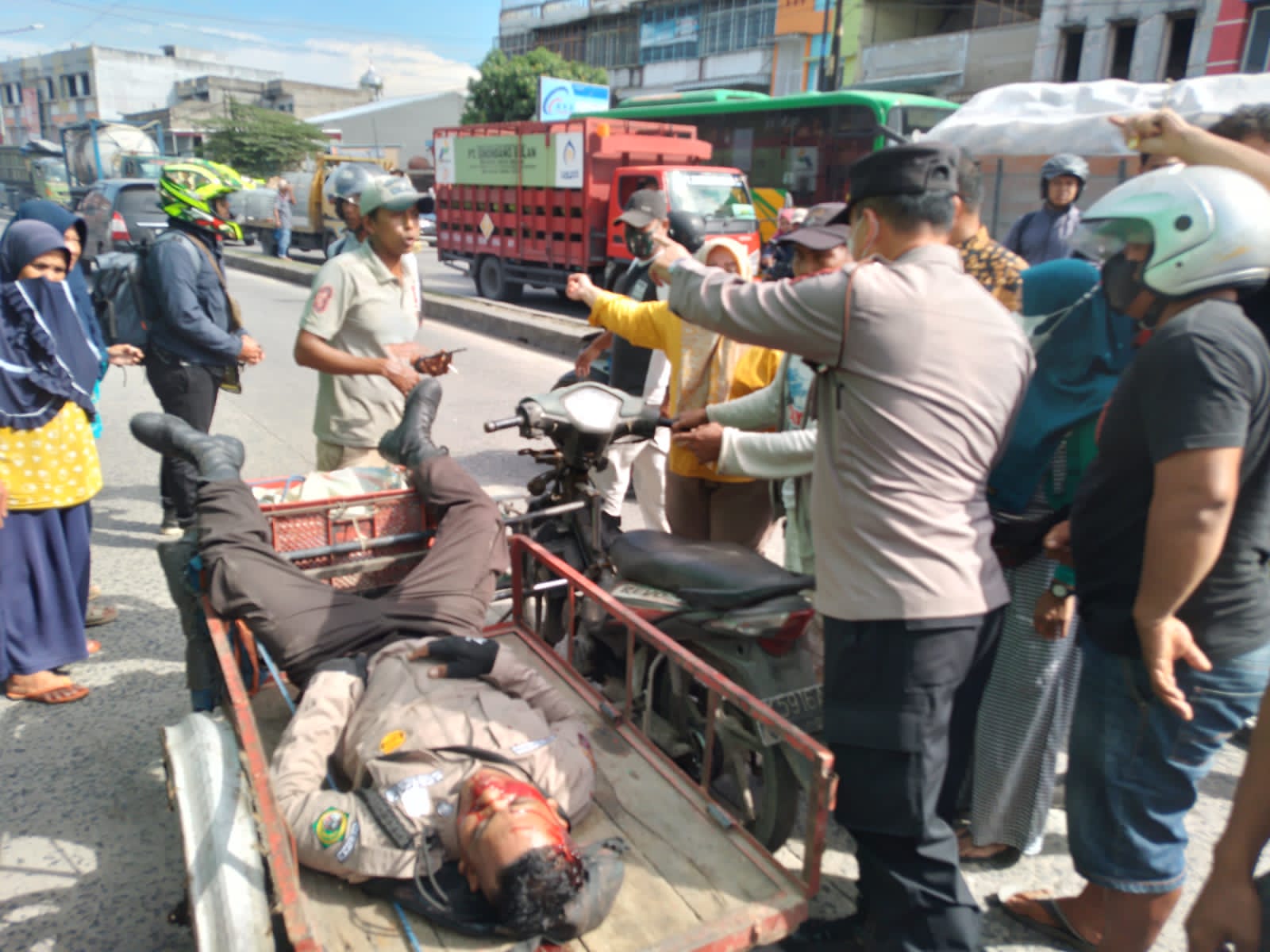Tabrak Truk Berhenti, Pengendara Sepeda Motor Terkapar