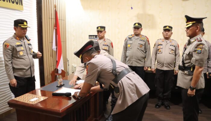 Kapolres Pimpin Upacara Serah Terima Jabatan Kapolsek Tanahjawa Dan Saribudolok