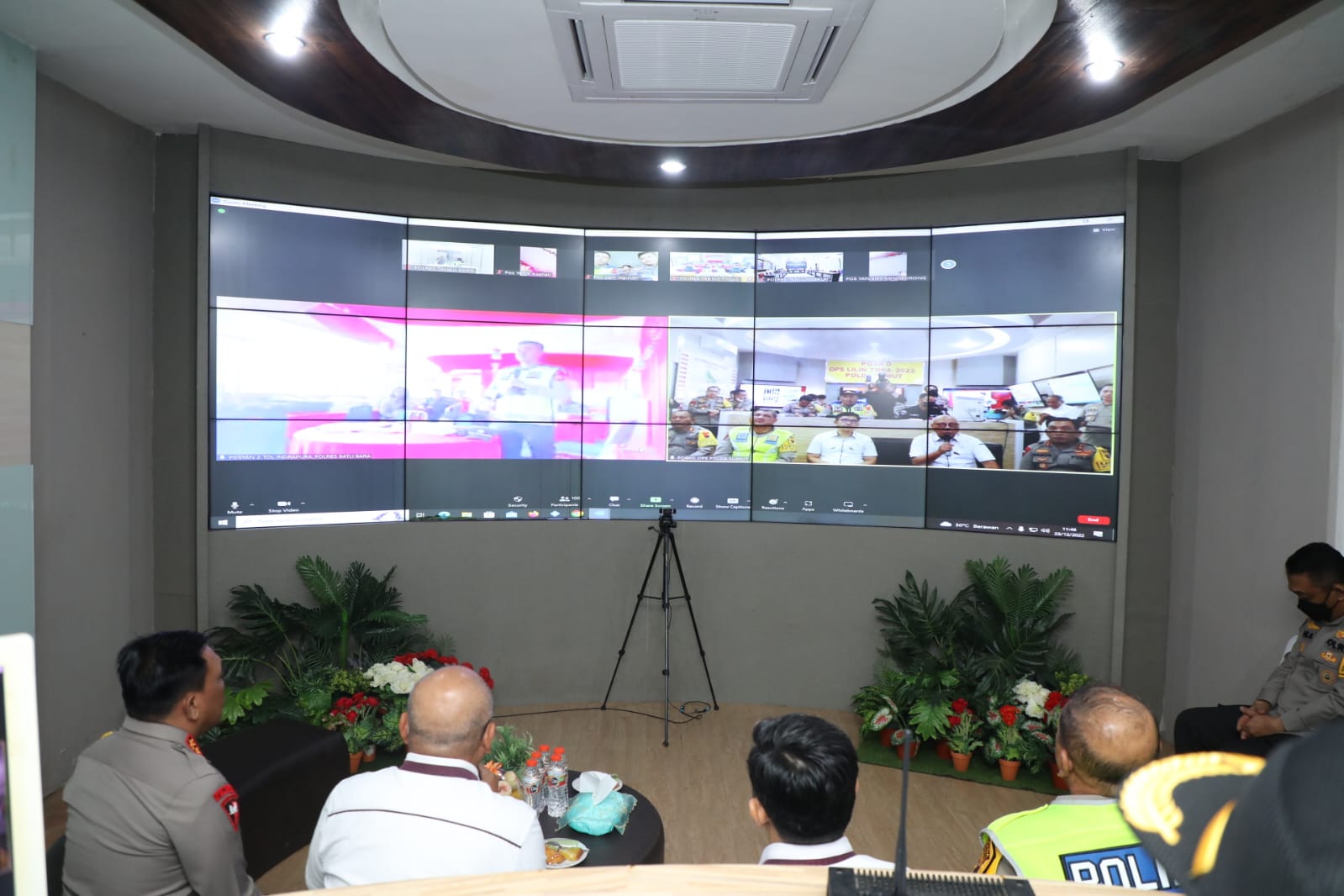 KOMISIONER Kompolnas Irjen Pol. (Purn) Pudji Hartanto dan Yusuf Warsim saat bertemu Kapolda Sumut Irjen Pol. Panca Putra Simanjuntak dan para pejabat utama Polda Sumut di Comand Center Polda Sumut, Sabtu (24/12). Waspada/ist