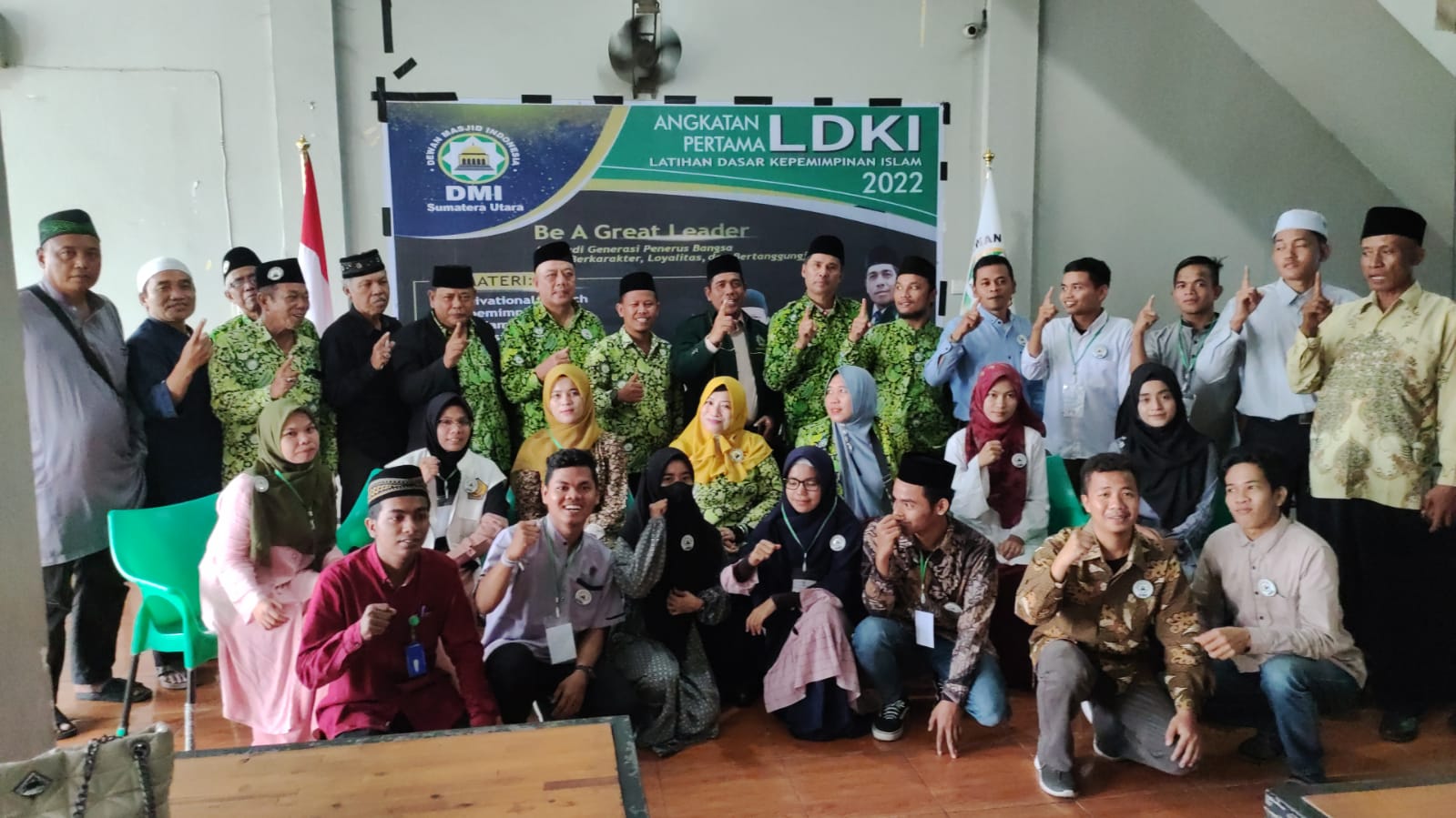 KETUA Dewan Masjid Indonesia Sumatera Utara, H. Irhamuddin Siregar MA bersama panitia kegiatan dan peserta foto bersama.Waspada/ist