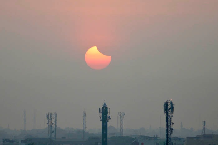 EKSPANSI: Jejeran menara (tower) di Kota Medan saat gerhana matahari total 9 Maret 2016. Penggabungan dua perusahaan telekomunikasi Indosat dan Tri Indonesia menciptakan sebuah perusahaan dengan permodalan yang lebih kuat untuk ekspansi ke luar Pulau Jawa. Saat ini terdapat sekitar 20.000 menara Mitratel yang berpeluang untuk dipasangkan dengan perangkat Indosat Ooredoo Hutchison (IOH). Sementara, menara Mitratel yang berada di Sumatra bagian utara sebanyak 3.649 menara. Waspada/Surya Efendi