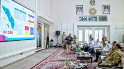 General Manager Octavinus Duha memaparkan perkembangan kelistrikan di Sumut saat melakukan pertemuan dengan Gubernur Sumatera Utara, Senin (26/12/2022).