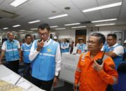 Direktur Utama PLN, Darmawan Prasodjo saat melakukan peninjauan kesiapan kelistrikan menjelang tahun baru 2023.