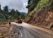 Sambut Tahun Baru, Berjibaku ‘Permak’ Jalan Provinsi