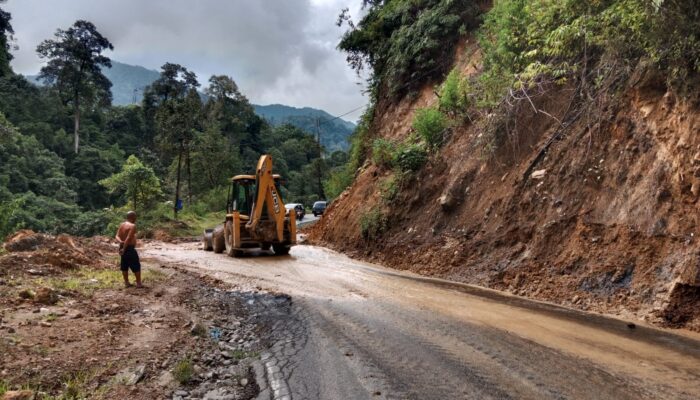 Sambut Tahun Baru, Berjibaku ‘Permak’ Jalan Provinsi