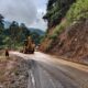 Sambut Tahun Baru, Berjibaku 'Permak' Jalan Provinsi
