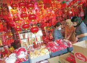 Jelang Imlek 22 Januari 2023, Warga Mulai Buru Aksesoris Di Toko Acai Jaya