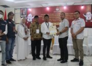 Tim UAS Antarkan Darwis H Harahap Serahkan Syarat Balon DPD RI Ke KPU