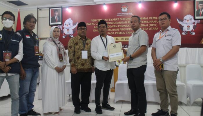 Tim UAS Antarkan Darwis H Harahap Serahkan Syarat Balon DPD RI Ke KPU