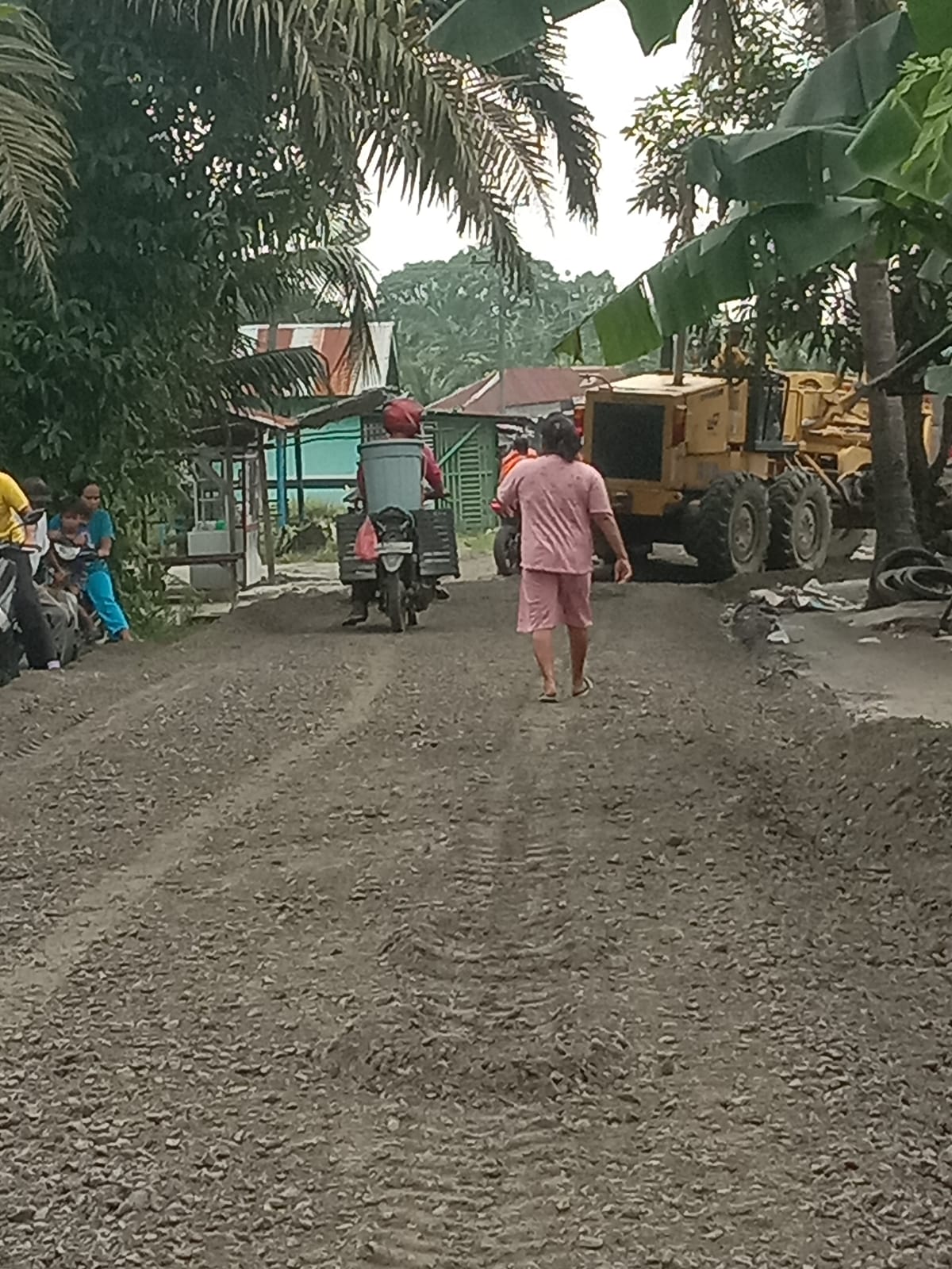 JALAN di kawasan Pantai Cermin sedang dalam tahapan penyelesaian. Waspada/ist