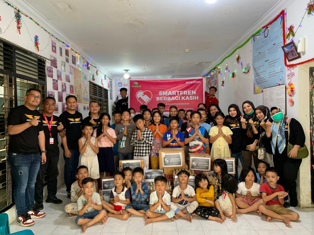 Sebagai bentuk kepedulian, PT Smartfren Telecom Medan membagikan donasi berupa sembako kepada anak-anak dan pengurus Panti Asuhan Cinta Kasih, Rabu (28/12).